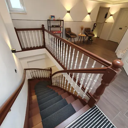 Neumuehler Hof- 